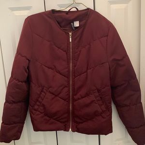 Im selling a jacket burgundy color